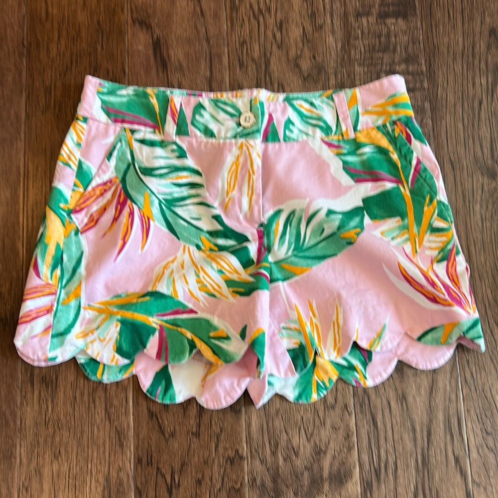 Scalloped printed shorts